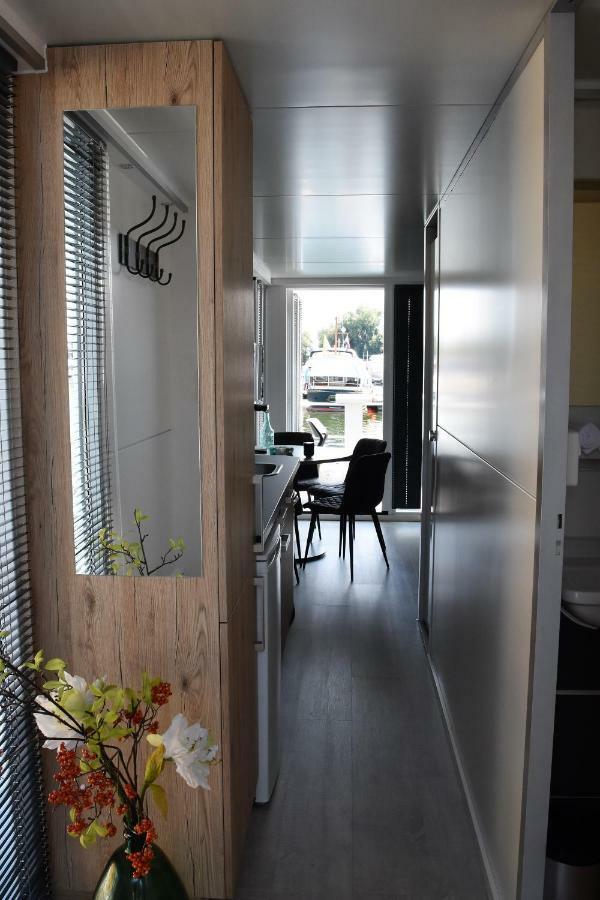 Cosy Floating Boatlodge Athene * Maastricht